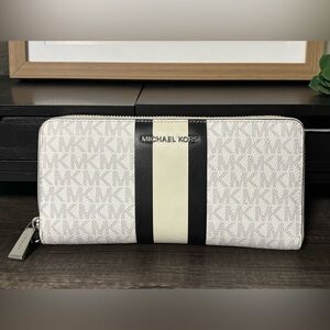 Michael Kors Signature Jet Set
Travel Continental Wallet